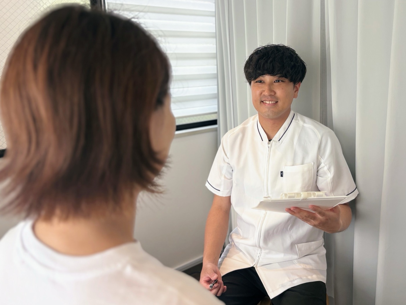 担当の清水が、お客様に身体の状態を説明している様子