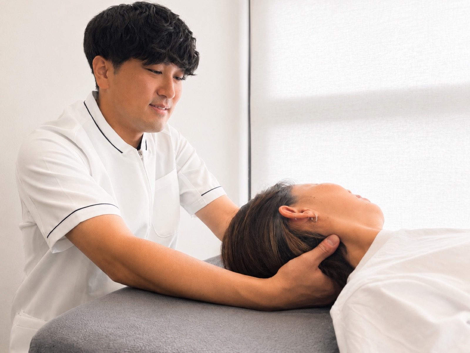KuuOs丹波口店で、担当の清水が首肩を整えている様子